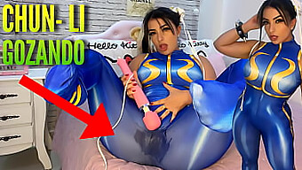 Uma Garota Cosplay Inspirada Em Mangá Se Entrega Ao Auto-Prazer Com Um Vibrador E Goza