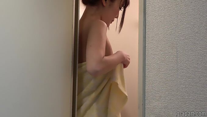 Japanse Tiener Sarina Kurokawa Geniet Van Een Solo Douche Voor De Camera