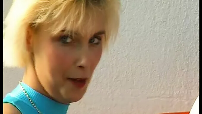 Milf Bekommt Schwanz Im Vintage Porno Den Mund Gefüllt