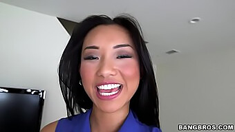 เด็กสาวเอเชีย Alina Li รับปากใหญ่จาก Brannon Rhoades ในวิดีโอ Bangbros