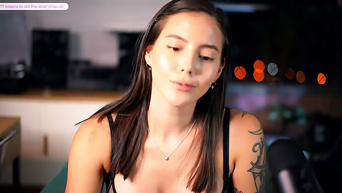 Getatoeëerde Colombiaanse Tiener Effy'S Masturbatie Orgasme