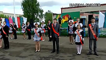 ロシアのダンサーたちがアップスカートアクションで踊る - Youtubeビデオ