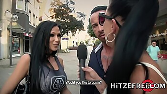 Piersiata Niemiecka Milf Jacky Lawless Cieszy Się Seksem Analnym Na Świeżym Powietrzu.