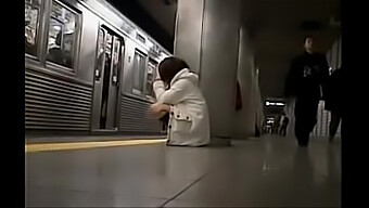 ノーパンの日本の女の子が電車でアナルファックされる