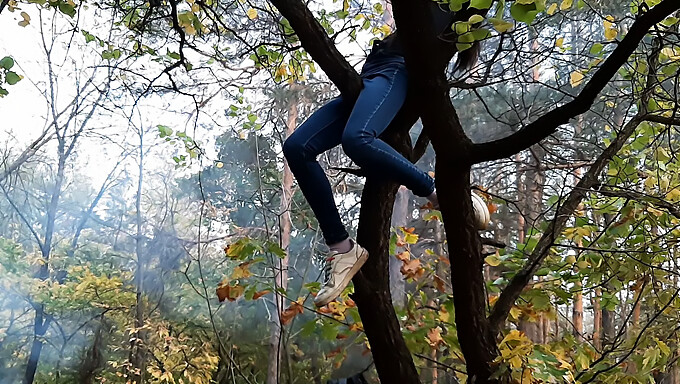 Teen (18+) Se Sube A Un Árbol Para Masturbarse En Cámara Oculta De Video