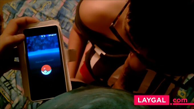 Pokemon Go Blowjob: วัยรุ่นสมัครเล่นให้การเลียควย