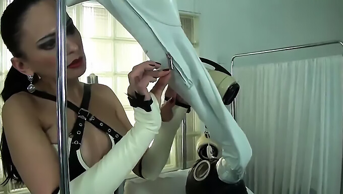 Jeu Bdsm D'Une Maîtresse En Latex