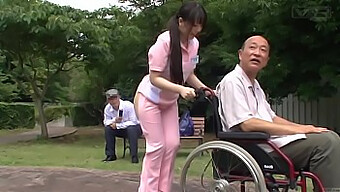 日本人の介護士が公園で裸になって野生になる